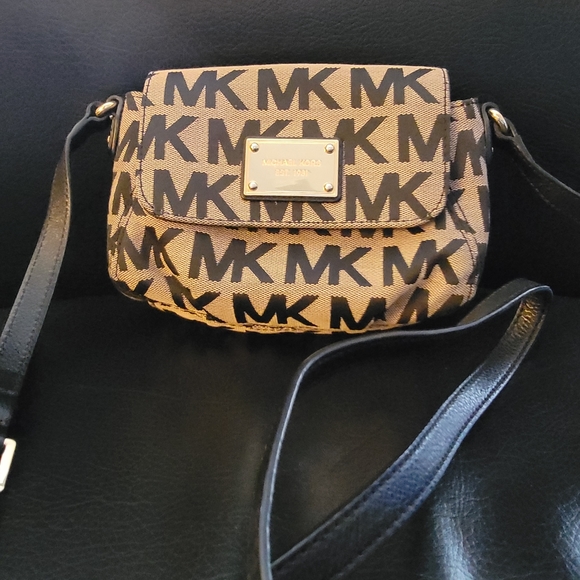Michael Kors small Crossbody. EUC - Picture 1 of 7
